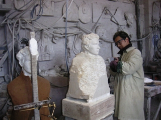 ピエトラサンタの大理石工房で原型を計りながら彫っています